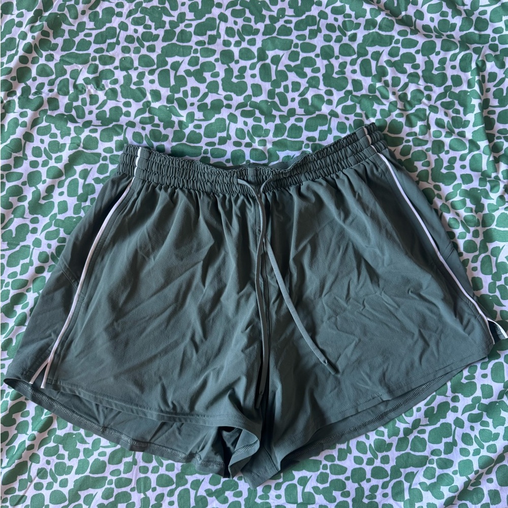 Lululemon Lightweight High-Rise Relaxed
Short 3”